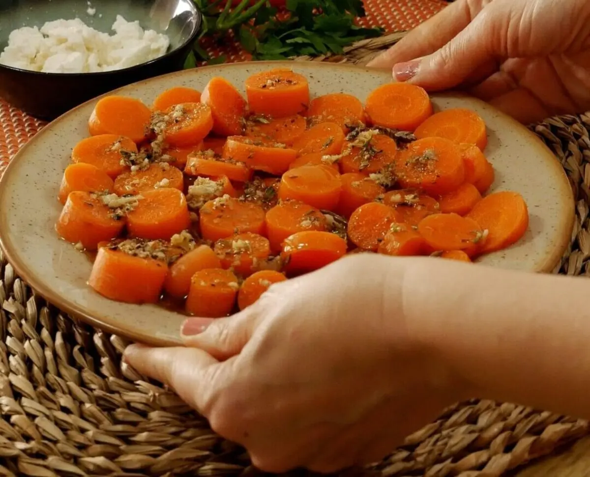 Un entrante saludable de zanahorias aliñadas