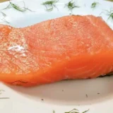 salmón curado con sal y azúcar