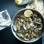 Almejas a la marinera con hierbas frescas picadas