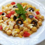 ensalada de garbanzos y atún acompañada de otros vegetales y queso feta