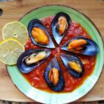 Plato de mejillones con salsa de tomate