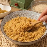 plato de quinoa tostada en sartén