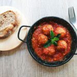 sartén de albóndigas con tomate