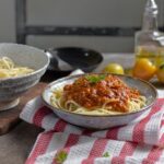 plato de pasta de atún con tomate