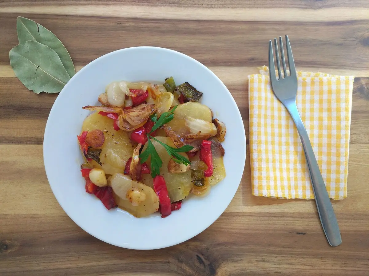 plato tradicional de patatas a lo pobre