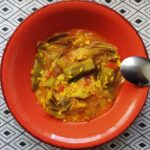 plato de arroz vegano con alcahofas