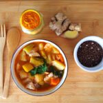 sopa de verduras con pollo y especias
