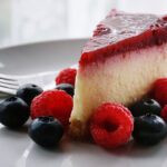 tarta con yogur griego y frutas del bosque