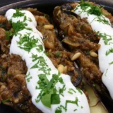 Unas berenjenas rellenas de champiñones, cebolla, piñones