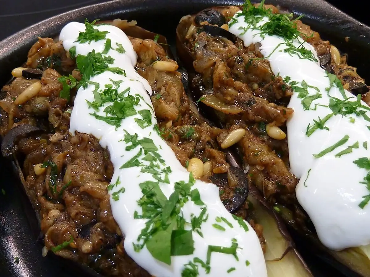 Unas berenjenas rellenas de champiñones, cebolla, piñones