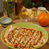 ensalada de col blanca con vinagreta de yogur y topping de miel de caña