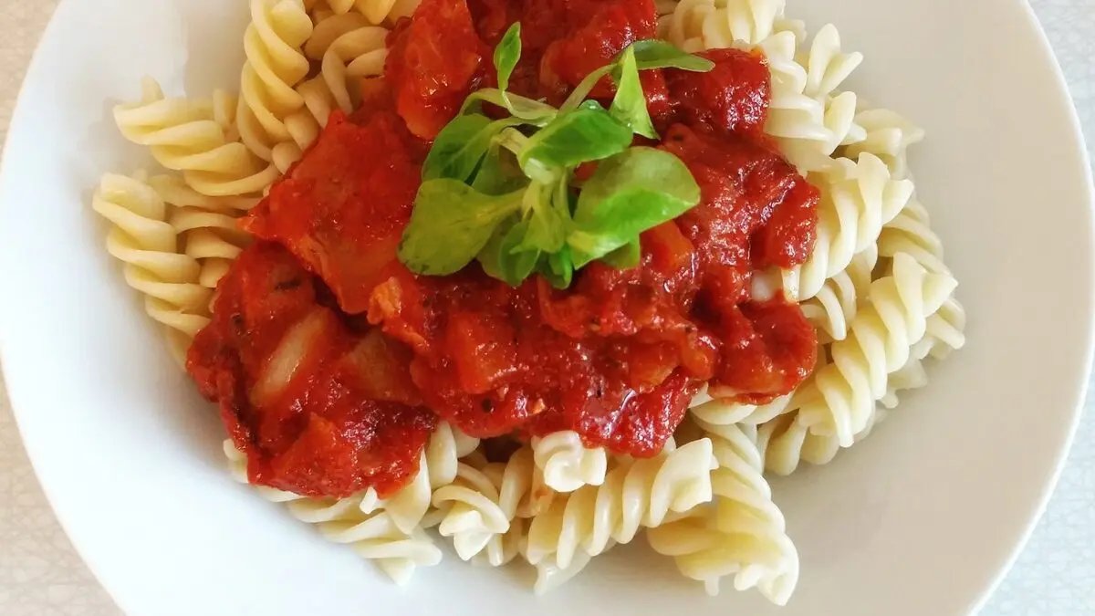 plato de pasta con salsa de tomate casera