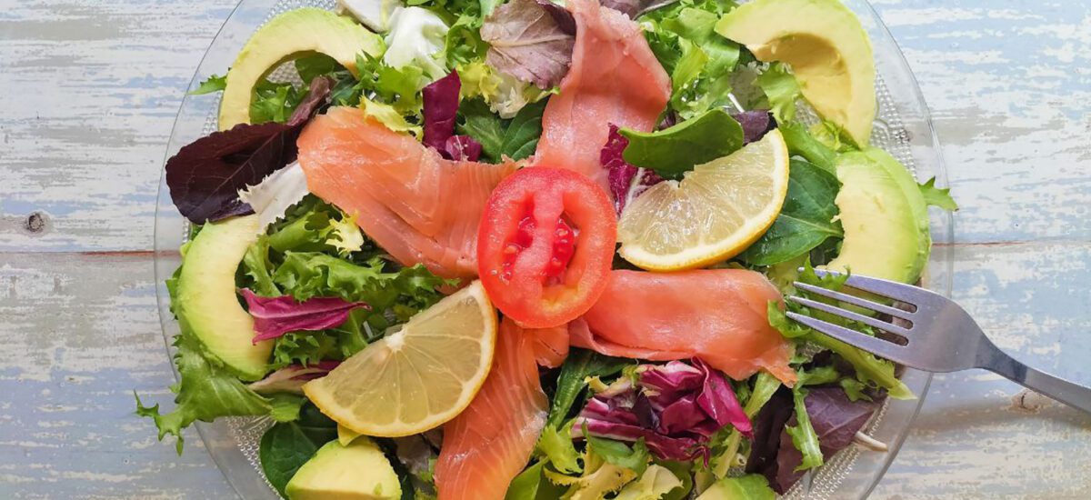 Ensalada de aguacate con salmón