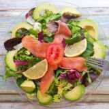 ensalada de aguacate con salmón