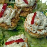 huevos rellenos de atún con tomate