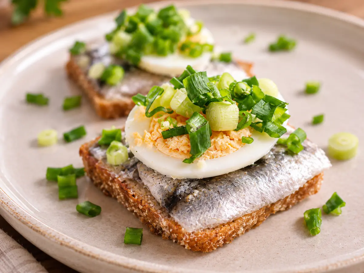 tosta de sardinas marinadas, huevo y cebollino