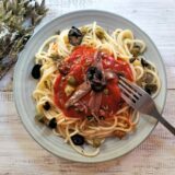 plato de espaguetis con salsa de tomate, aceitunas negras y anchoas