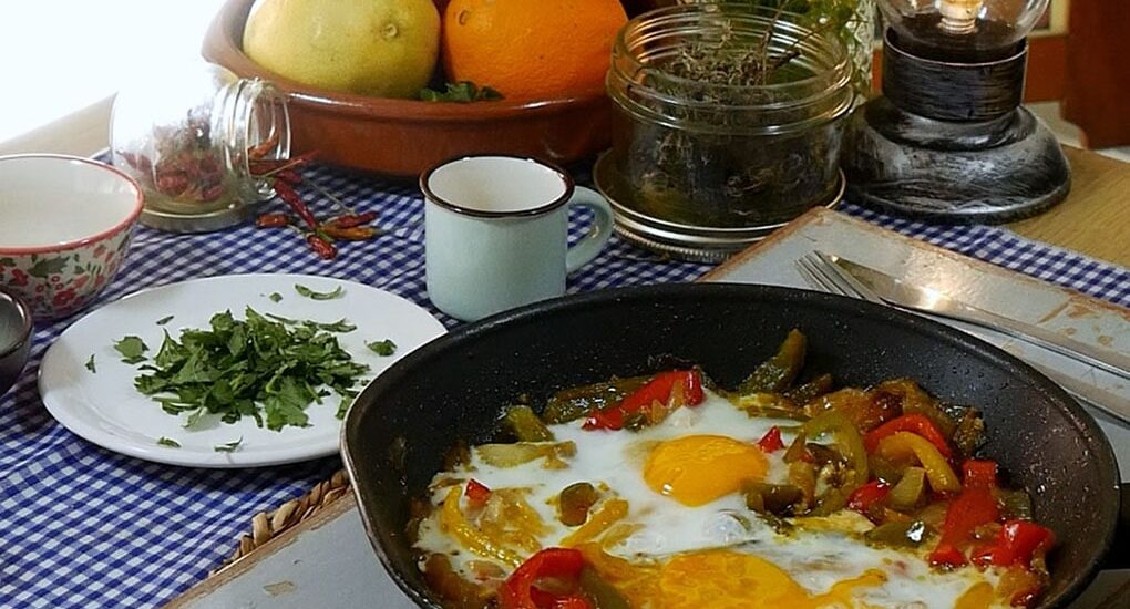 Peperonata o pimientos confitados