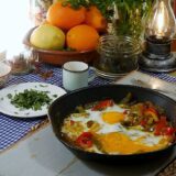 Sartenada de pimientos de colores con huevos cuajados