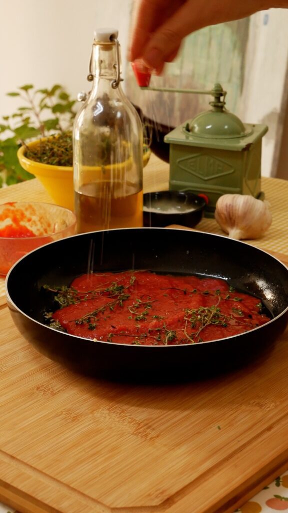 tomate triturado en sartén