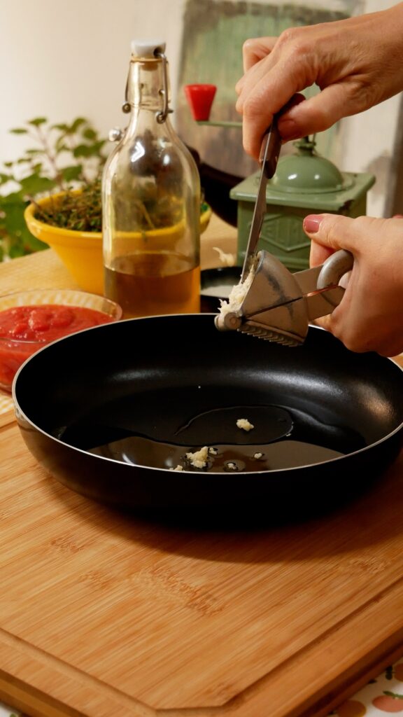 sofrito de ajo para salsa de tomate