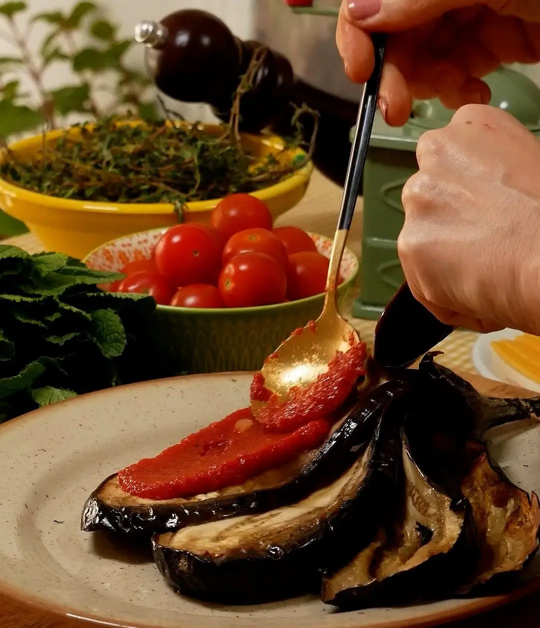 rellenando con salsa de tomate casera la berenjena