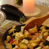 Sartén con berenjena salteada junto con otros ingredientes