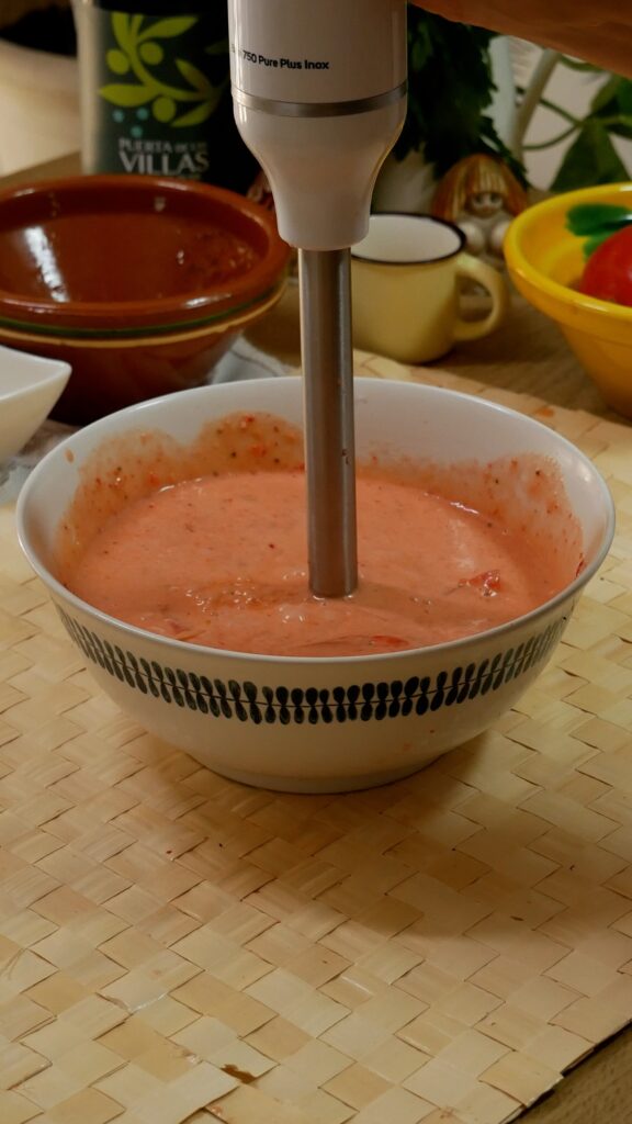 fuente de gazpacho de fresas con la batidora de mano