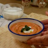 cuenco con gazpacho de fresas y topping de yogur, menta y aceite