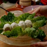 pincho de bolas de pollo con sésamo y slasa de yogurt en brocheta de madera