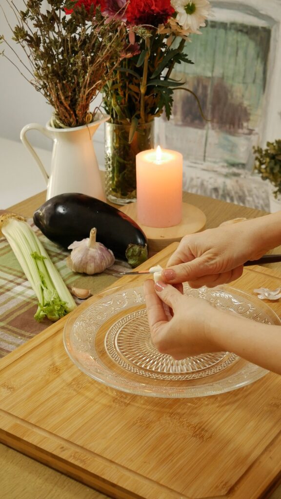 persona preparando sofrito de ajo para Caponata