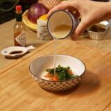 ponemos el íquido de la lata sobre los jalapeños y el cilantro picado
