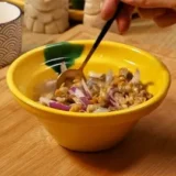 ponemos en un bol la cebolla con los berberechos