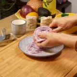 Cortando cebolla para el ceviche