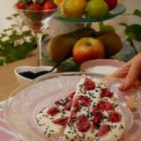 Helado de yogurt griego, fresas y sésamo negro