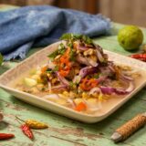 un plato de ceviche hecho con altramuces