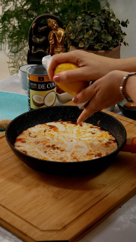 añadiendo limón a la salsa