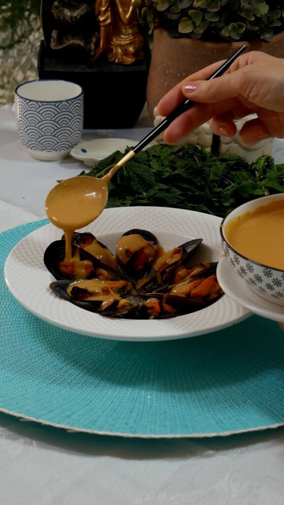 añadiendo salsa a los mejillones