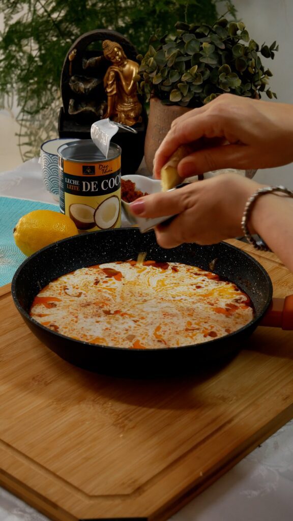 agregando jengibre fresco a la salsa