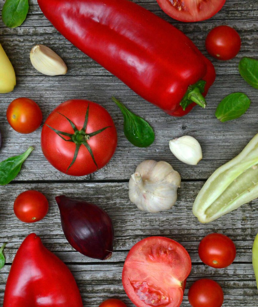 verduras variadas sobre tabla