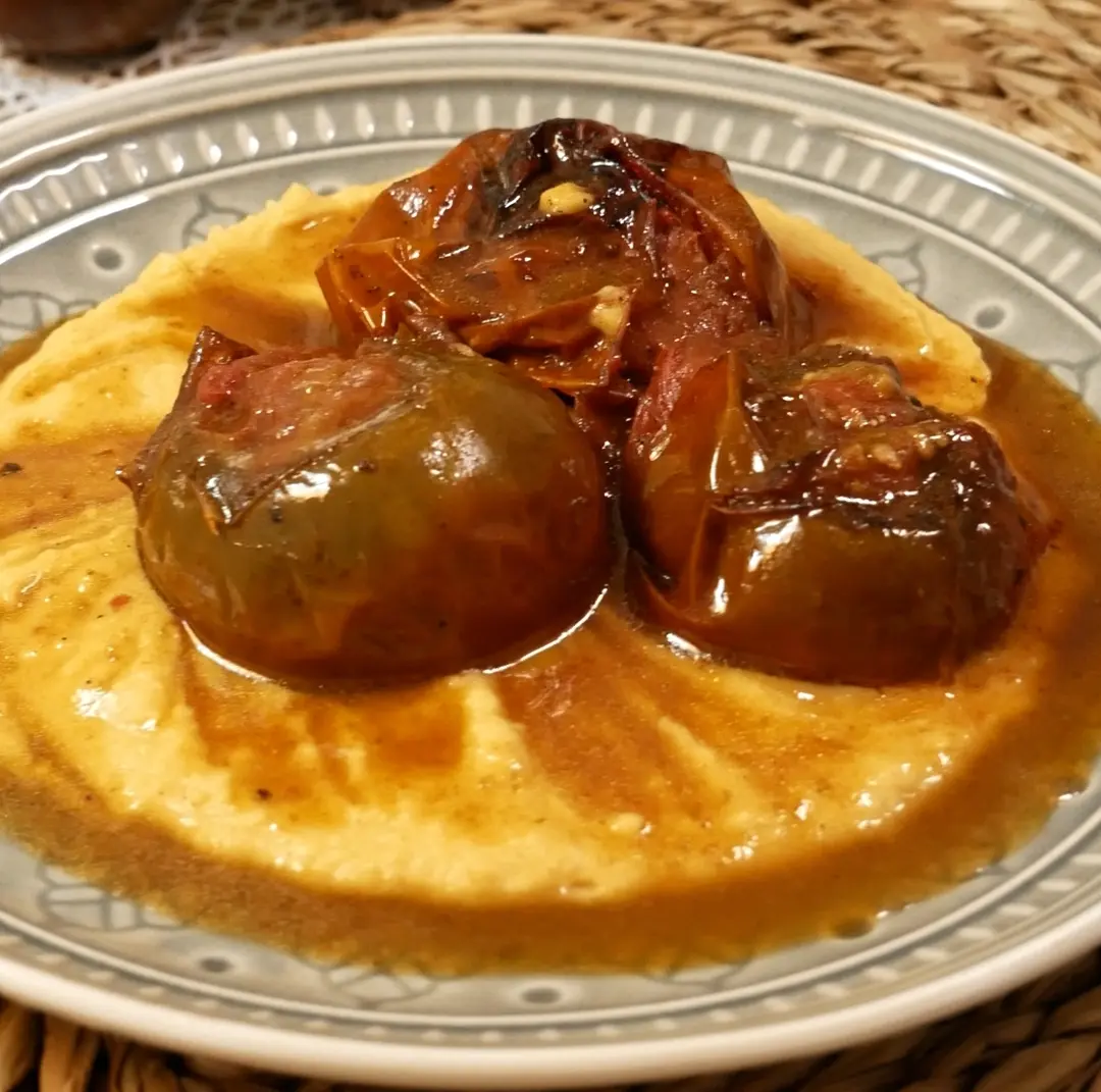 plato de hummus de alubias blancas con tomate asado