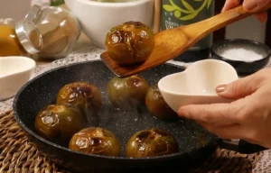 sacamos los tomates de la sartén