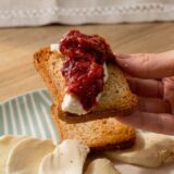 tosta con meremelada de fresas y chía