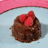 coulant de chocolate con frambuesas como topping