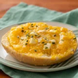 yemas de huevo cremosas untadas en pan redondo