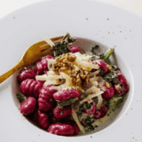 plato de pasta fresca estilo ñoquis de remolacha