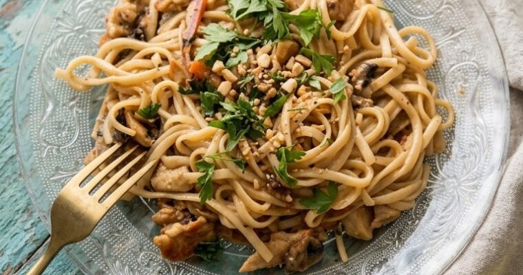 Fideos con pollo y salsa Satay