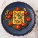 queso feta al horno con hierbas y cherry