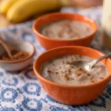 cuenco de helado de platano con topping de canela en polvo
