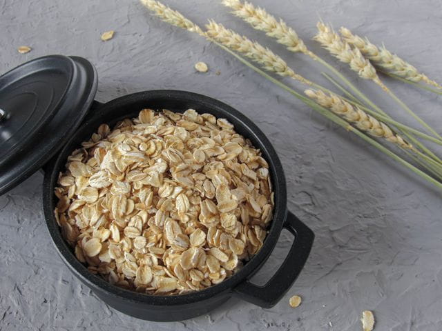 recipiente con avena en copos